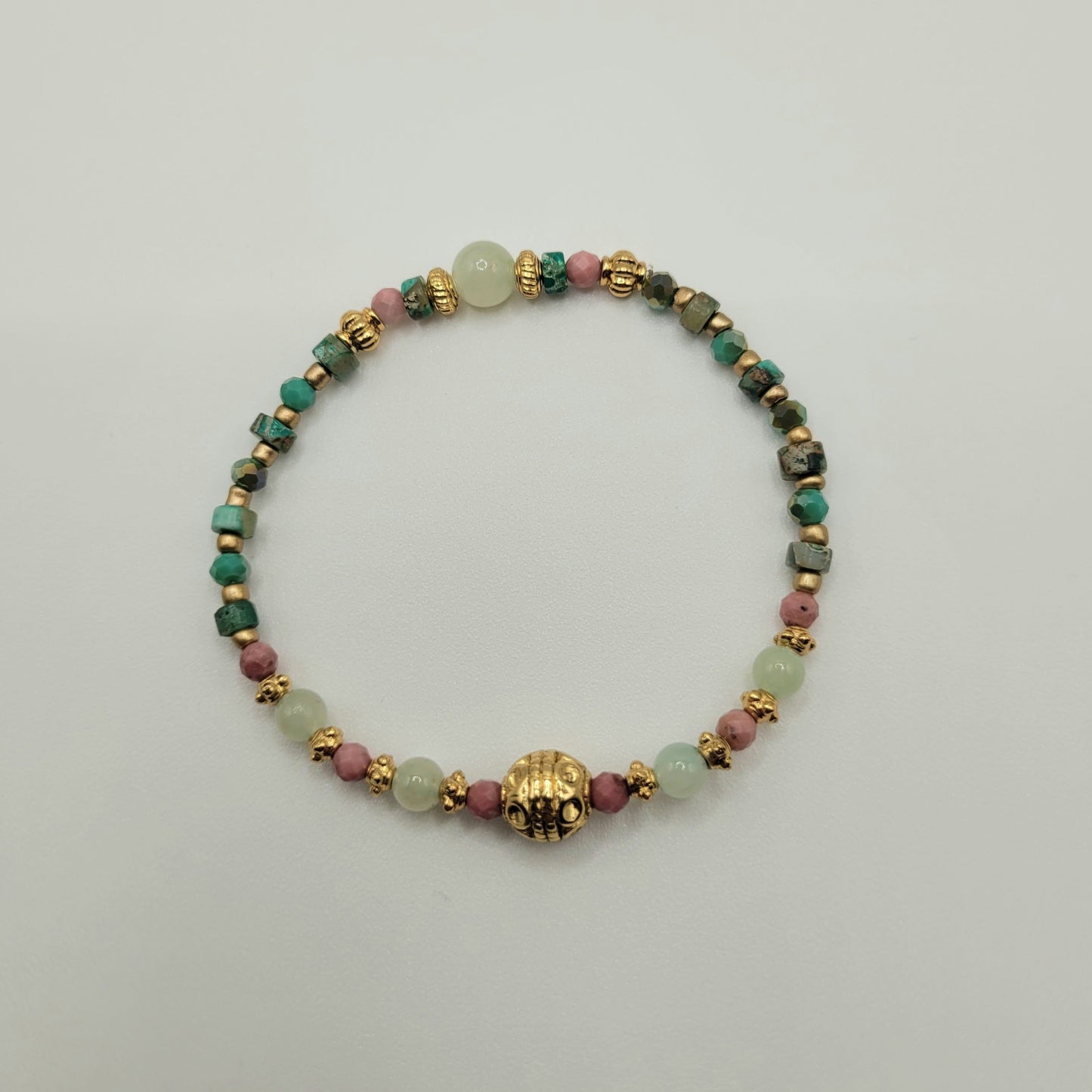 Sophia, Bracelet en perles en verre, aventurine, régalite, rhodonite et perles dorées à l'or fin.
