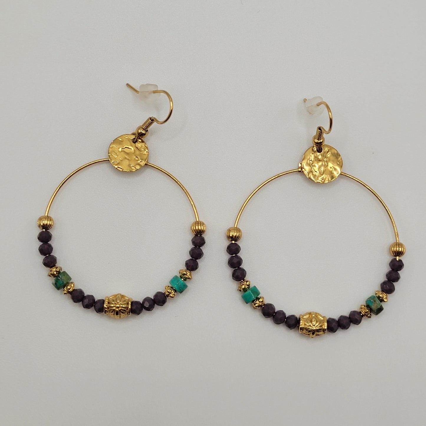 Gaëlle, Boucles d'oreilles créoles dorées à l'or fin turquoise et mauve.