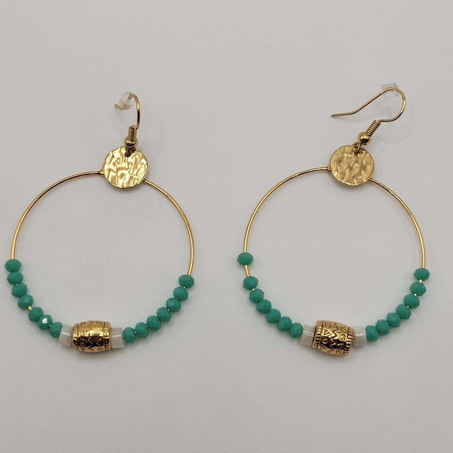 Daniela, Boucles d'oreilles créoles dorées à l'or fin bleues.