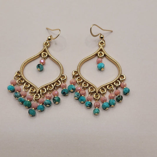 Adèle , Boucles d'oreilles dorées à l'or fin, perles en verre facettées et perles naturelles.