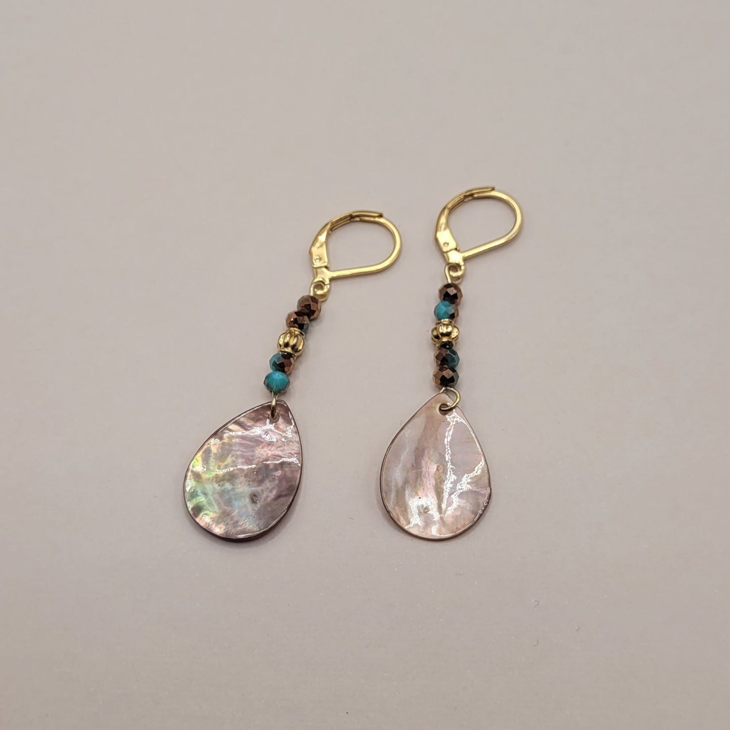 Ninon, Boucles d'oreilles pendantes dorées à l'or fin, nacres et perles en verre facettées.