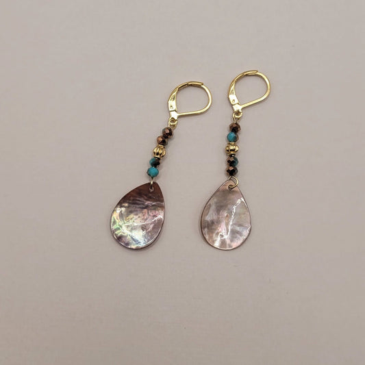 Ninon, Boucles d'oreilles pendantes dorées à l'or fin, nacres et perles en verre facettées.