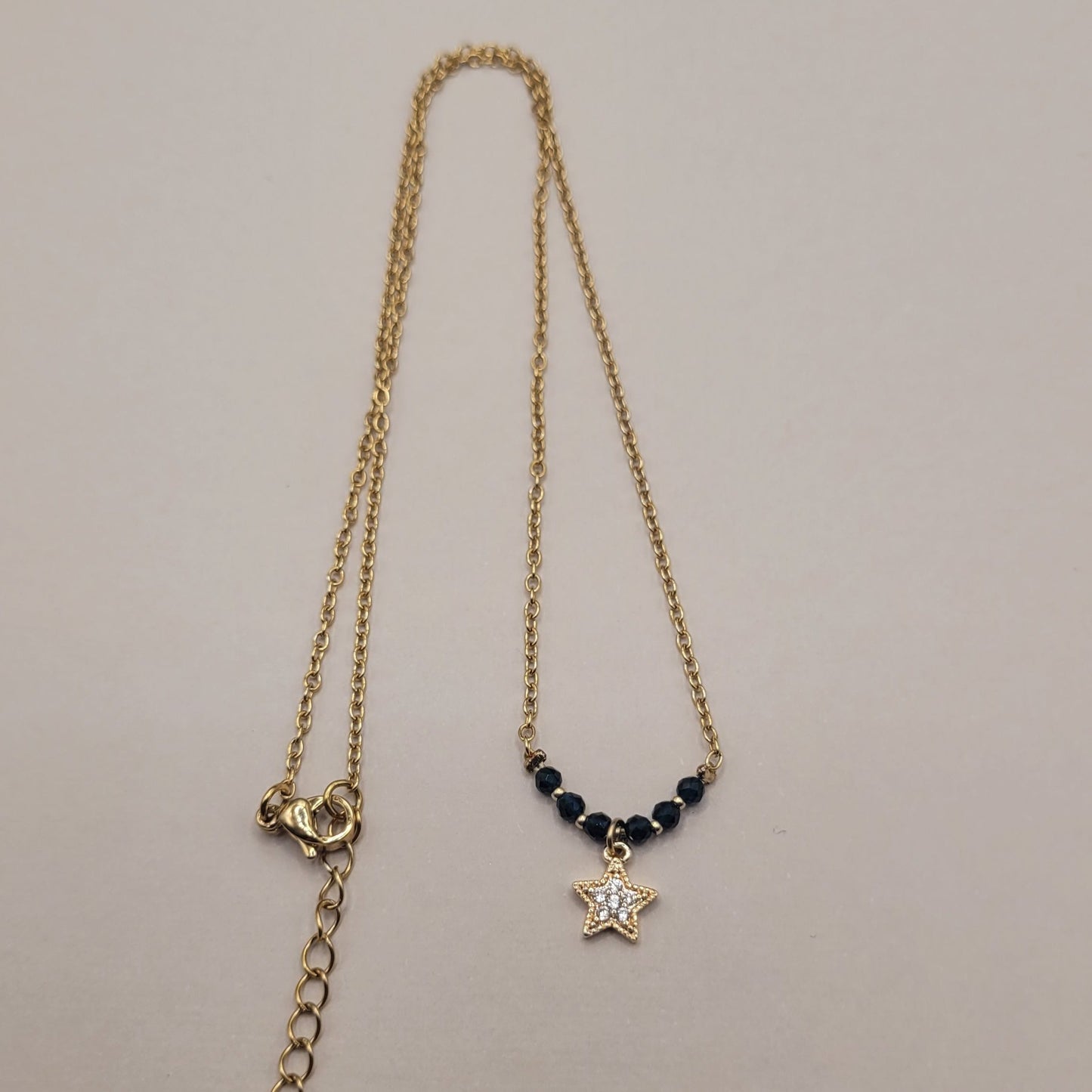 Lya, collier orné de perles en verre et métal doré à l'or fin.