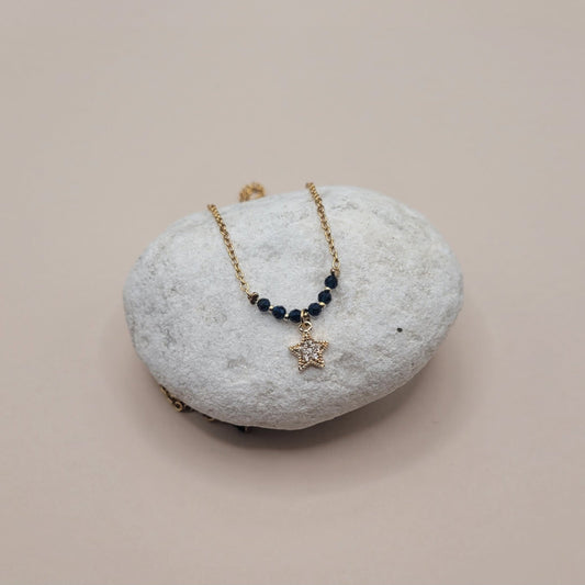 Lya, collier orné de perles en verre et métal doré à l'or fin.