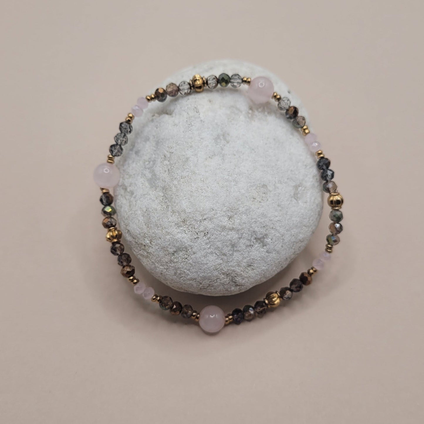Paula, Bracelet en perles en verre, quartz rose et perles dorées à l'or fin.