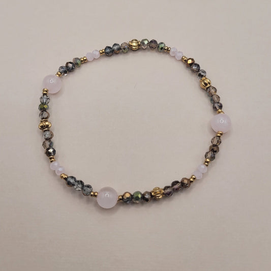 Paula, Bracelet en perles en verre, quartz rose et perles dorées à l'or fin.