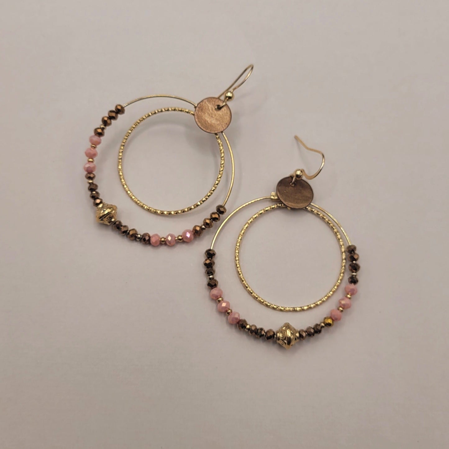 Alba, Boucles d'oreilles créoles dorées à l'or fin, perles facettées cuivre et corail.