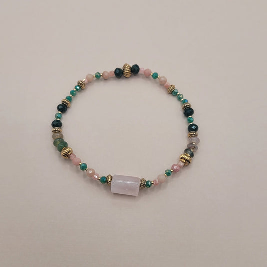 Lys, Bracelet en perles en verre, perles naturelles en Agathe, rhodonite, quartz rose et perles dorées à l'or fin.