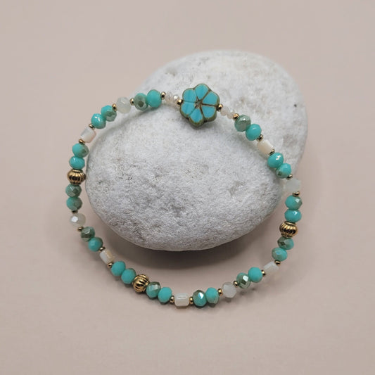 Lyana, Bracelet en perles en verre, perles en coquillage et perles dorées à l'or fin.