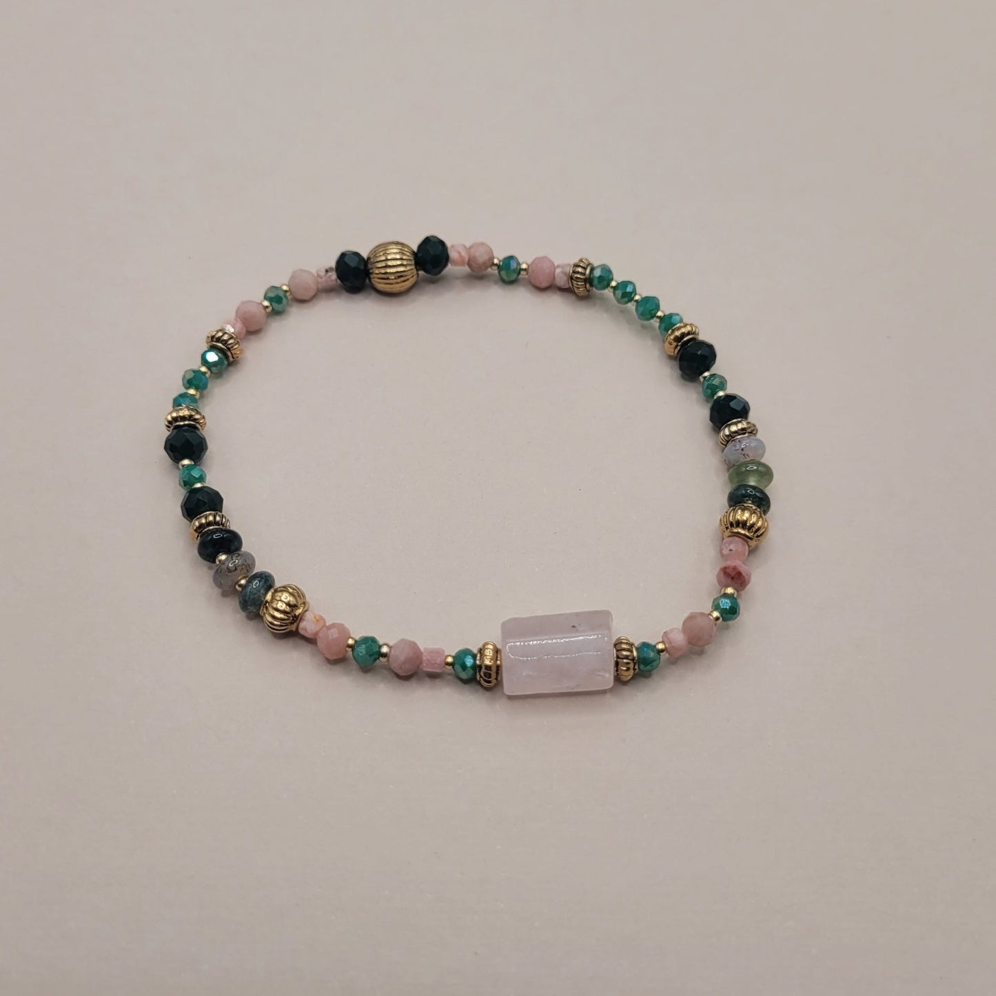 Lys, Bracelet en perles en verre, perles naturelles en Agathe, rhodonite, quartz rose et perles dorées à l'or fin.