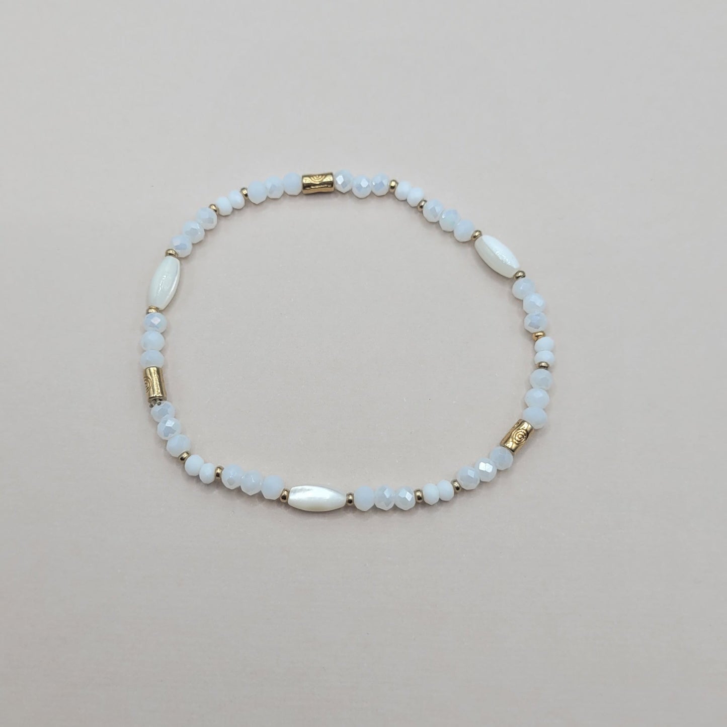 Emy, Bracelet en perles en verre, perles en coquillage et perles dorées à l'or fin.