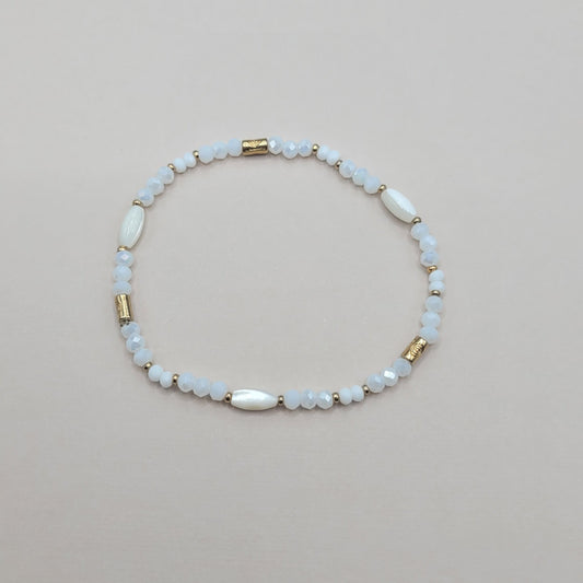 Emy, Bracelet en perles en verre, perles en coquillage et perles dorées à l'or fin.