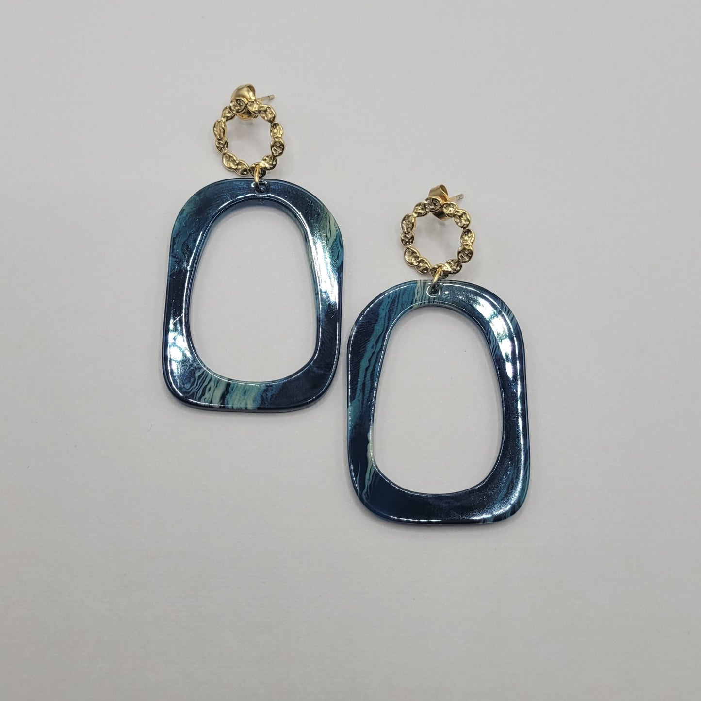 Olivia , Boucles d'oreilles dorées à l'or fin, résine.
