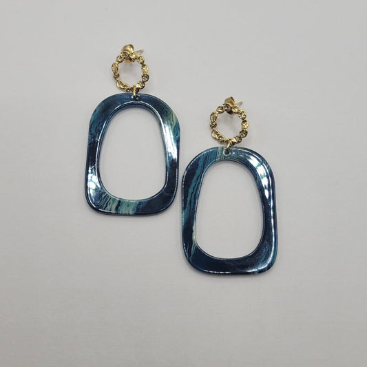 Olivia , Boucles d'oreilles dorées à l'or fin, résine.