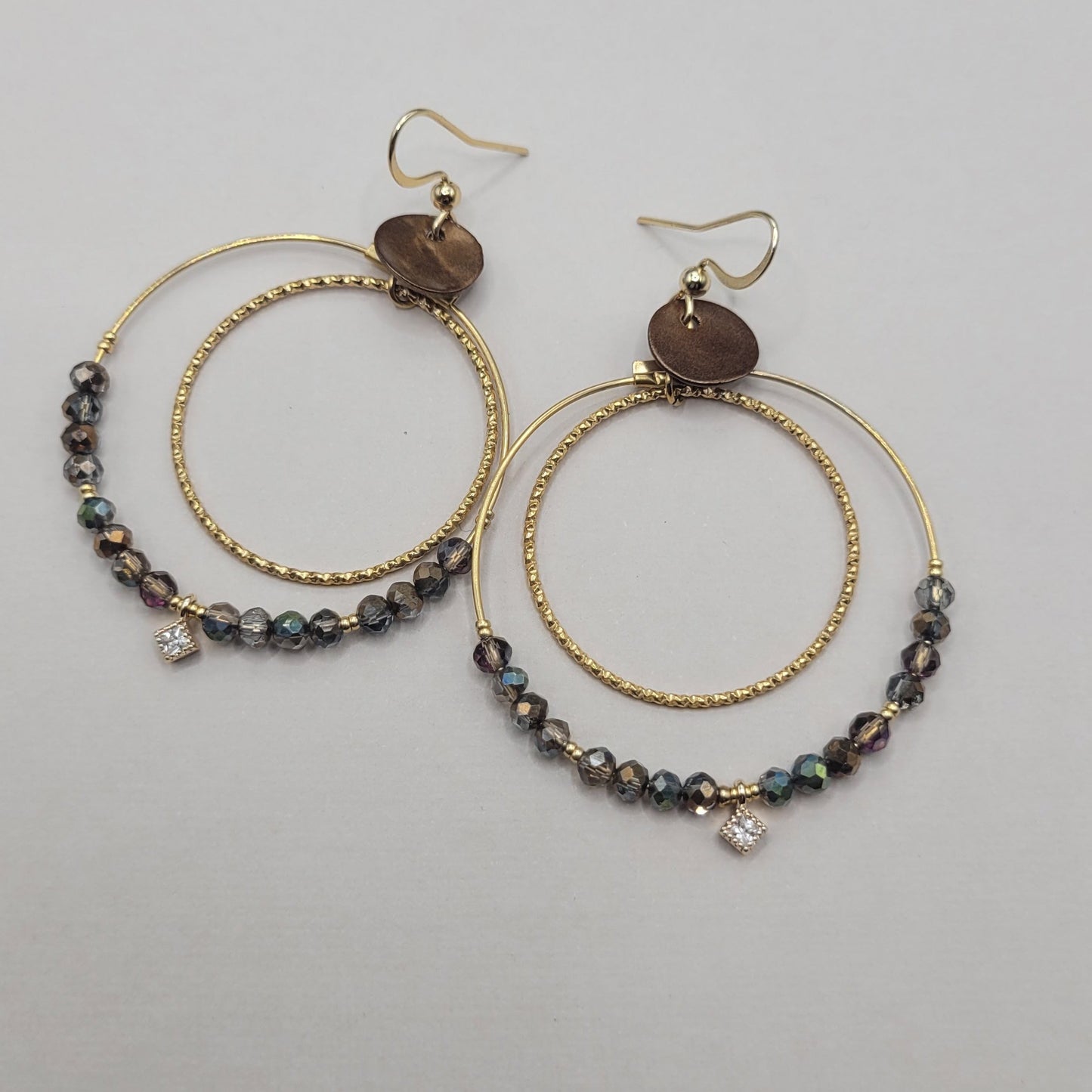 Ambre, Boucles d'oreilles créoles dorées à l'or fin et perles en verre.