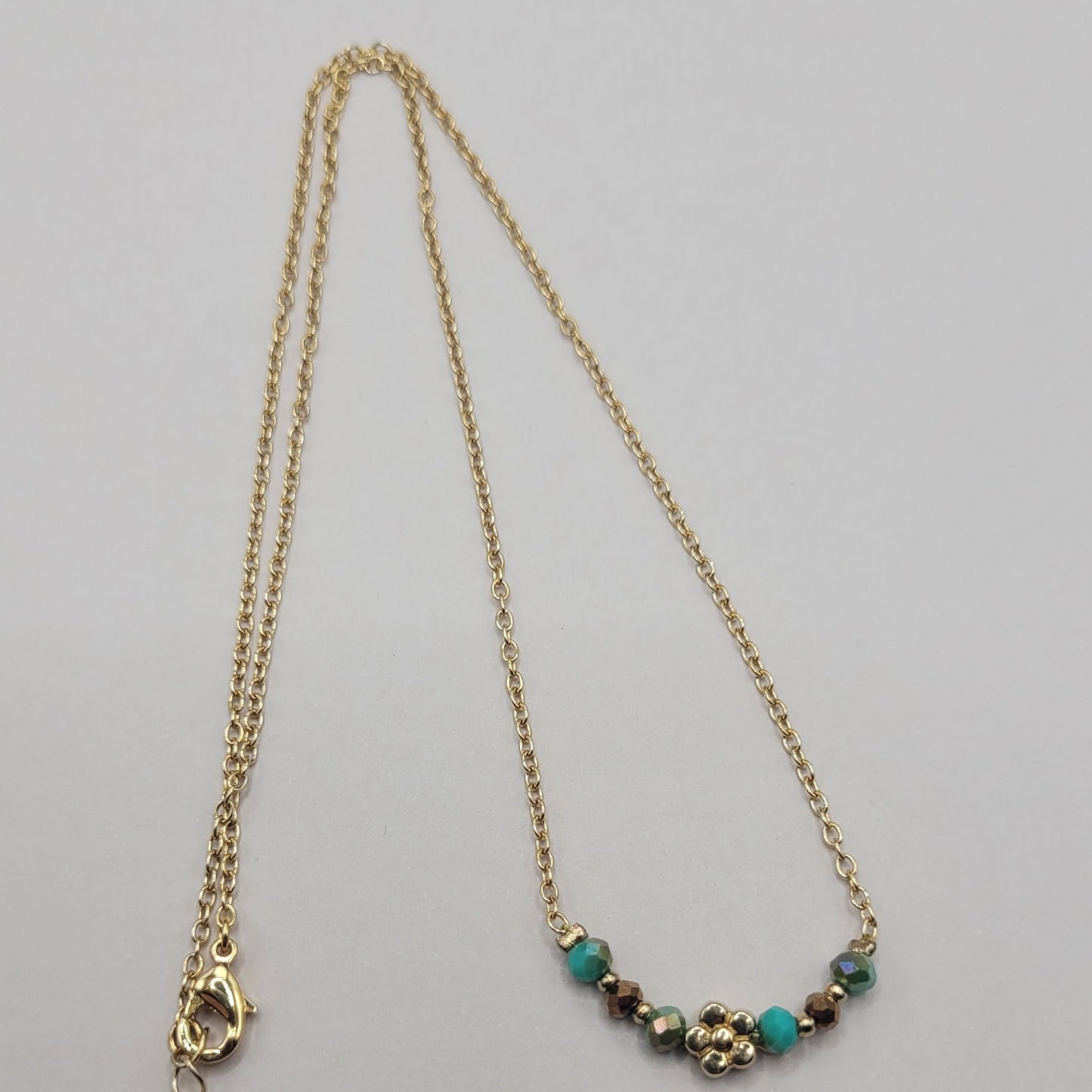 Margaux, collier orné de perles en verre et perles dorées à l'or fin.