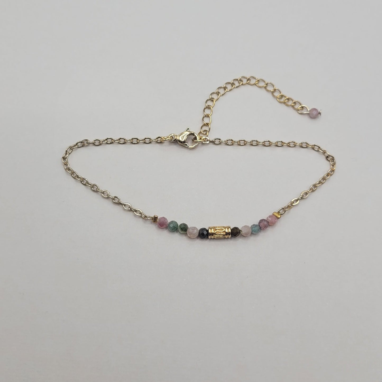 Ava, Bracelet en perles naturelles en agate et perles dorées à l'or fin.