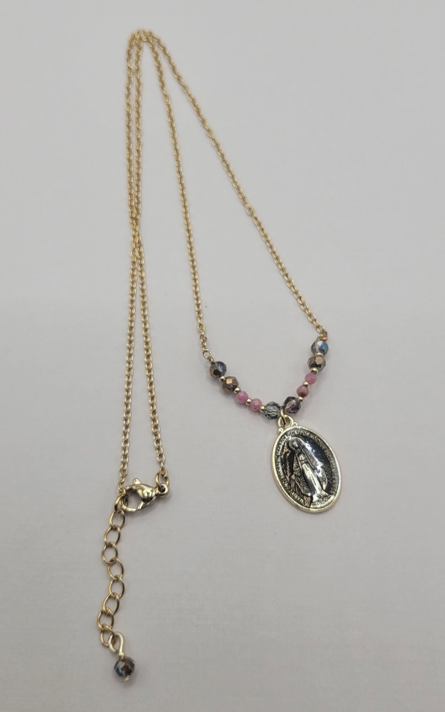 Léonie, collier doré à l'or fin orné de perles en rhodonite, perles en verre et d'une médaille miraculeuse.