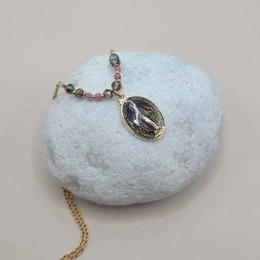 Léonie, collier doré à l'or fin orné de perles en rhodonite, perles en verre et d'une médaille miraculeuse.