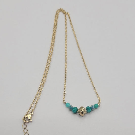 Justine, collier orné de perles en verre, perles naturelles en agate vertes et perles dorées à l'or fin.