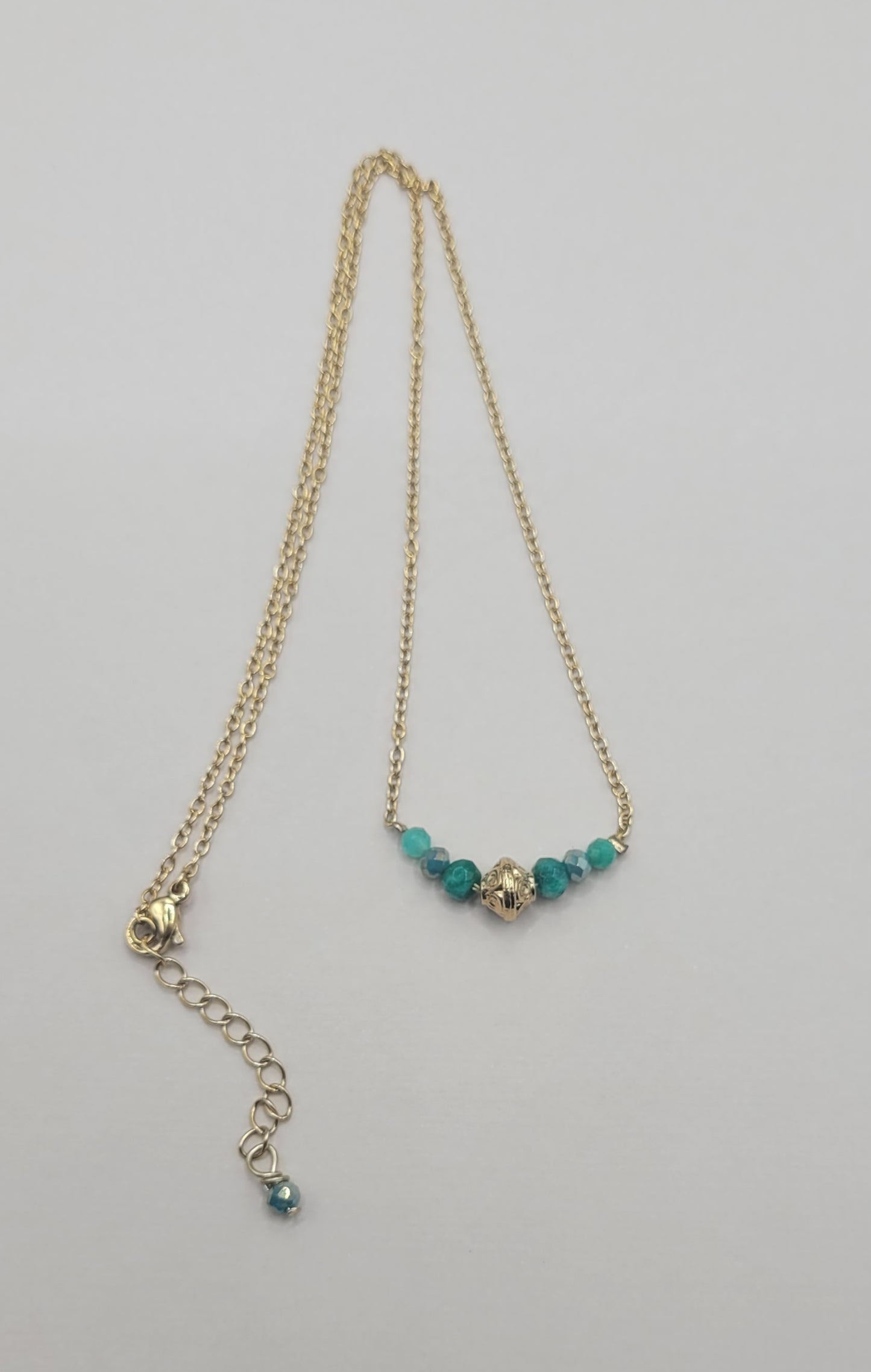 Justine, collier orné de perles en verre, perles naturelles en agate vertes et perles dorées à l'or fin.