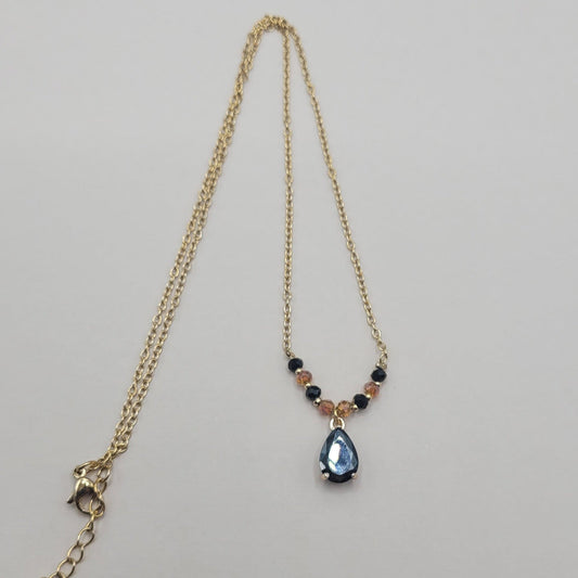 Yasmine, collier orné de perles en verre et métal doré à l'or fin.
