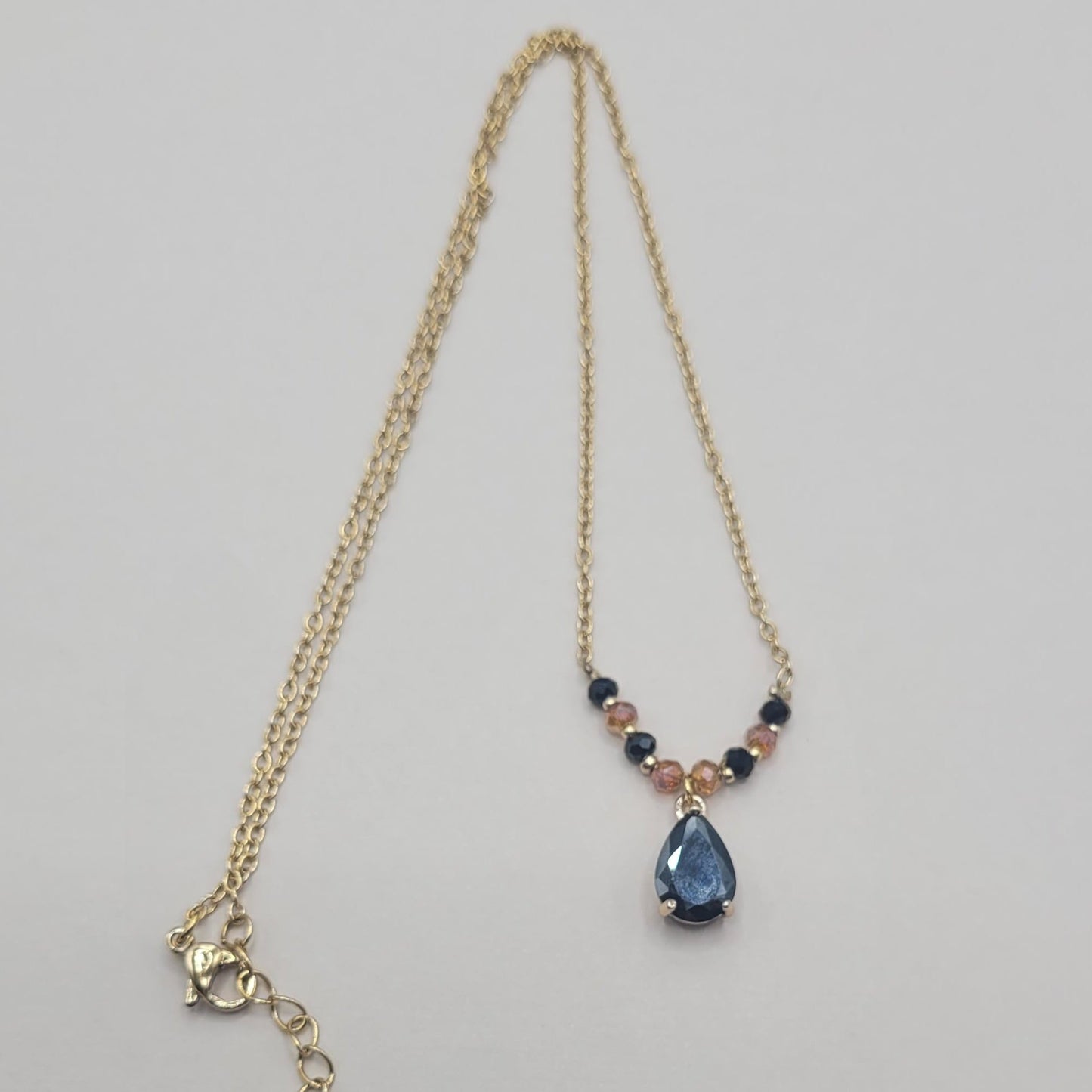 Yasmine, collier orné de perles en verre et métal doré à l'or fin.
