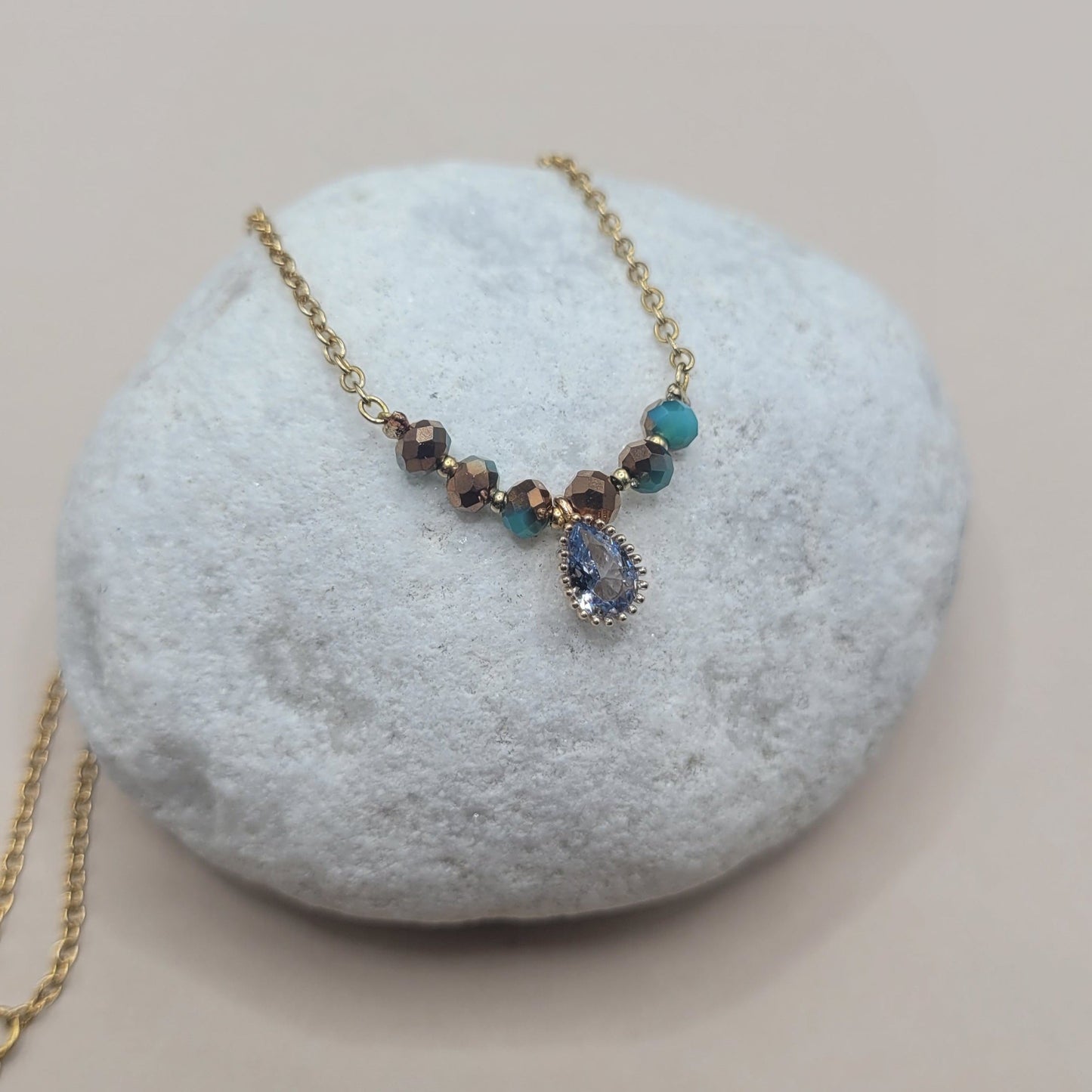 Iris, collier orné de perles naturelles en turquoise et métal doré à l'or fin.