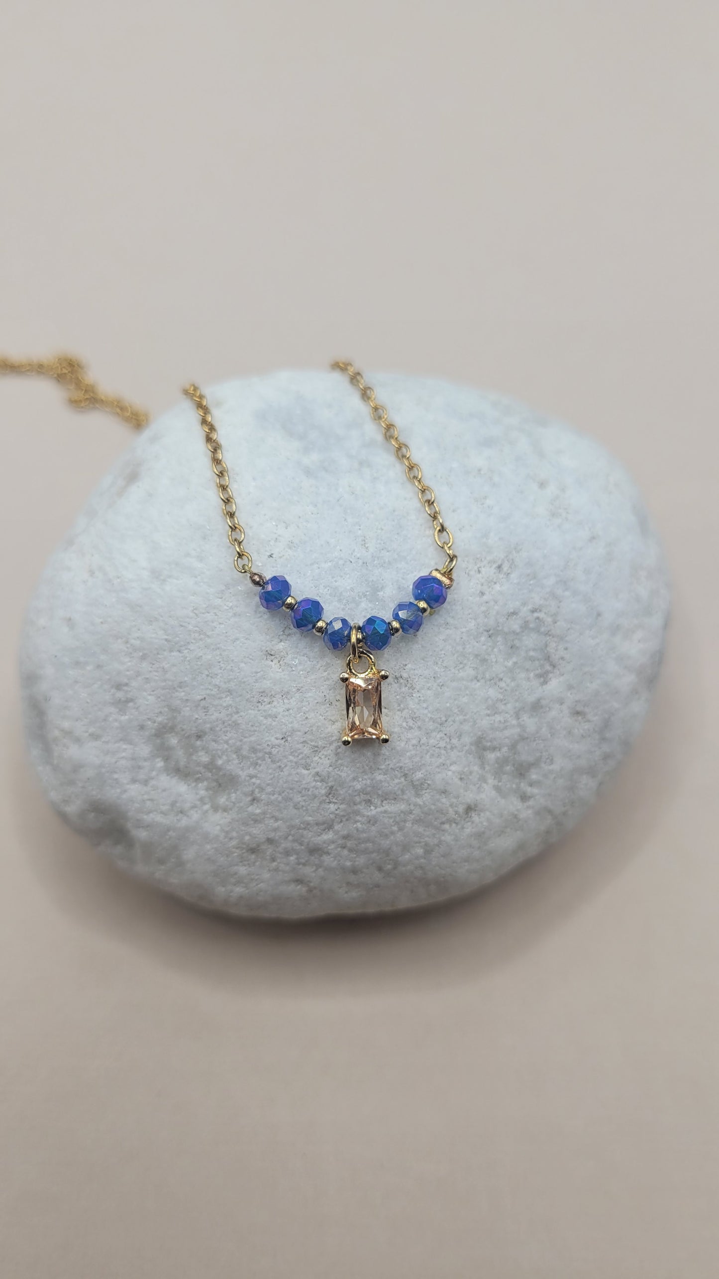 Gabrielle, collier orné de perles en verre et métal doré à l'or fin.