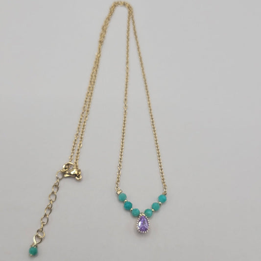 Iris, collier orné de perles naturelles en turquoise et métal doré à l'or fin.