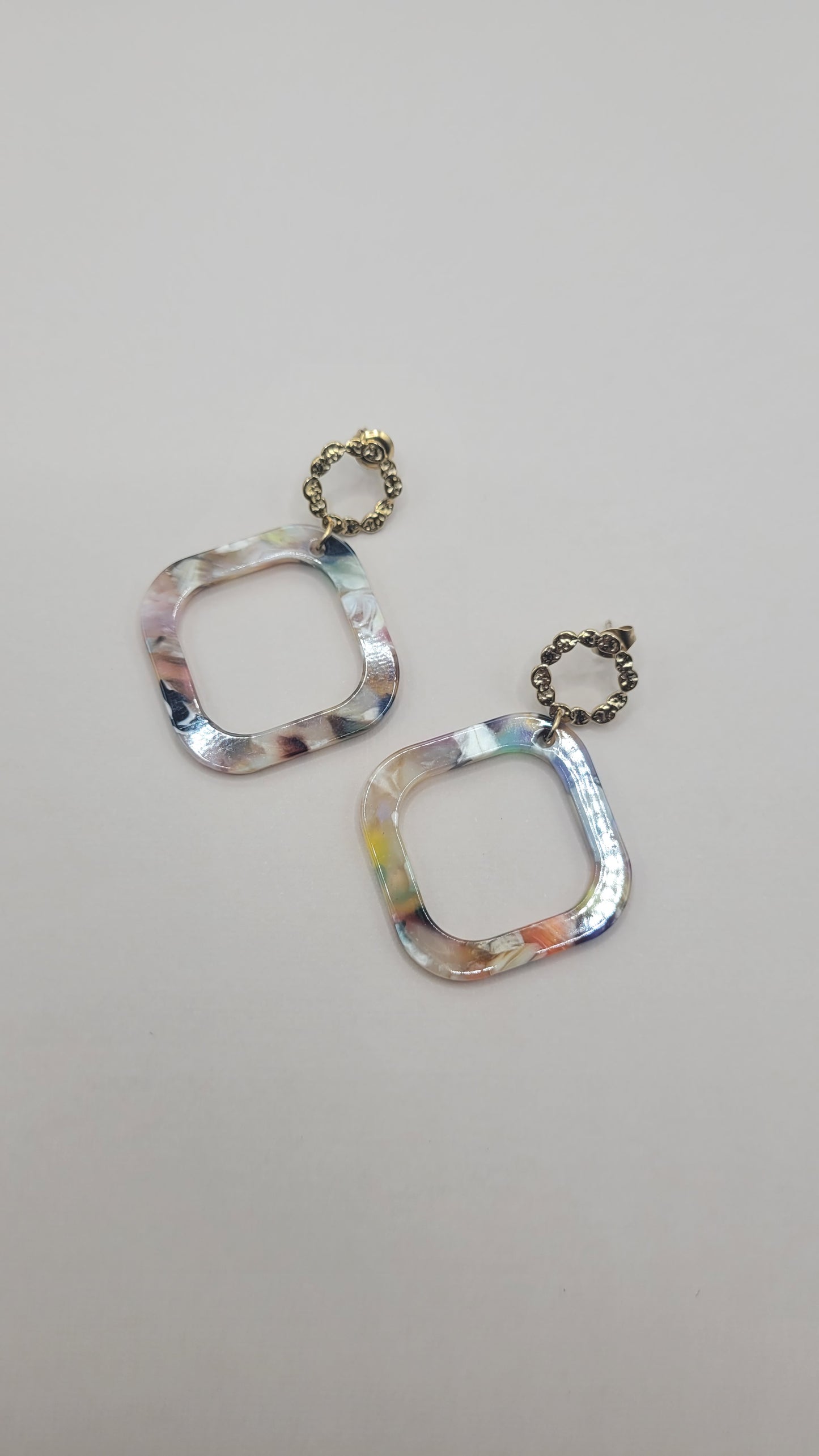 Victoire , Boucles d'oreilles dorées à l'or fin, résine.