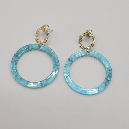 Julie , Boucles d'oreilles dorées à l'or fin, résine.