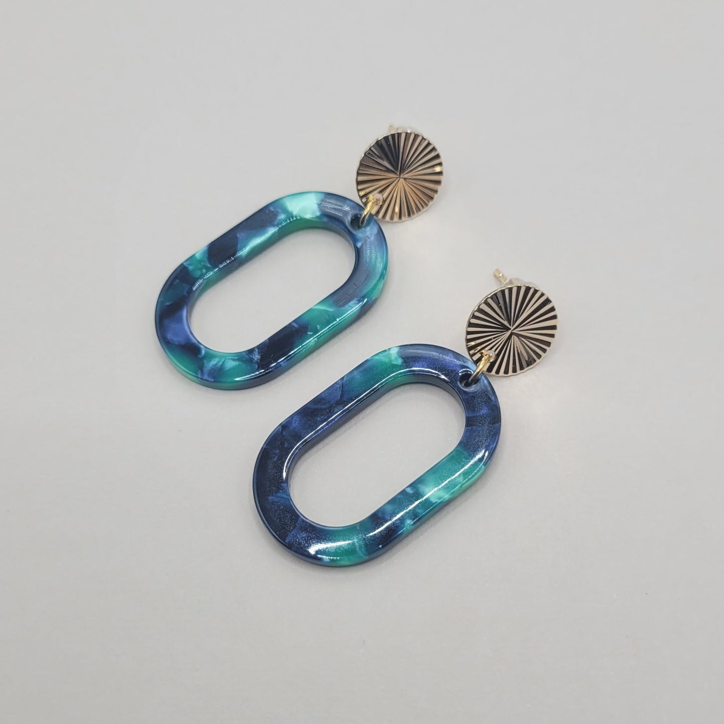 Olivia , Boucles d'oreilles dorées à l'or fin, résine.