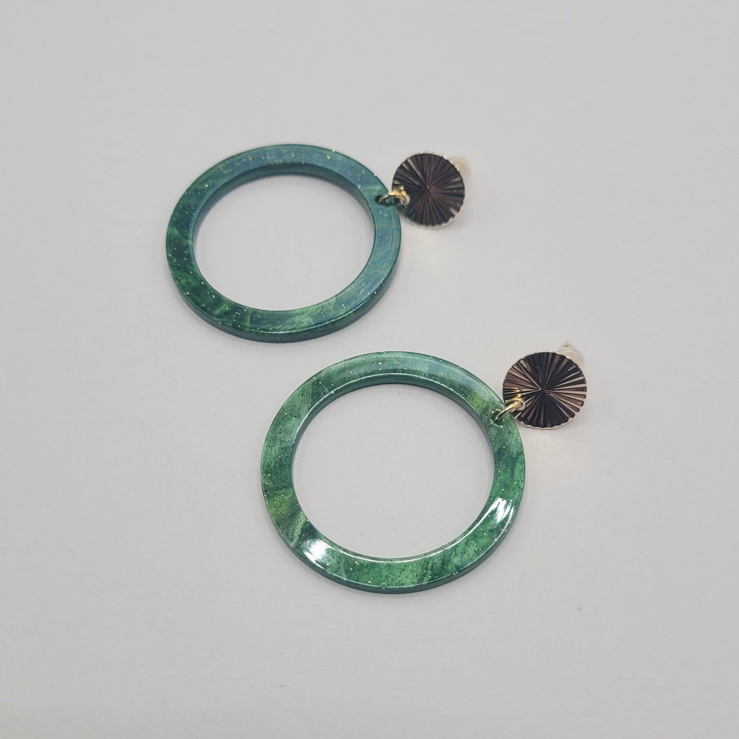 Julie , Boucles d'oreilles dorées à l'or fin, résine.