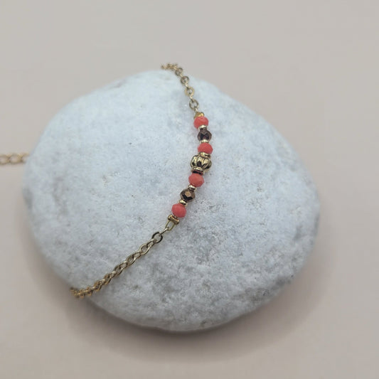 Nour, Bracelet chaîne avec des perles en verre et perles dorées à l'or fin.