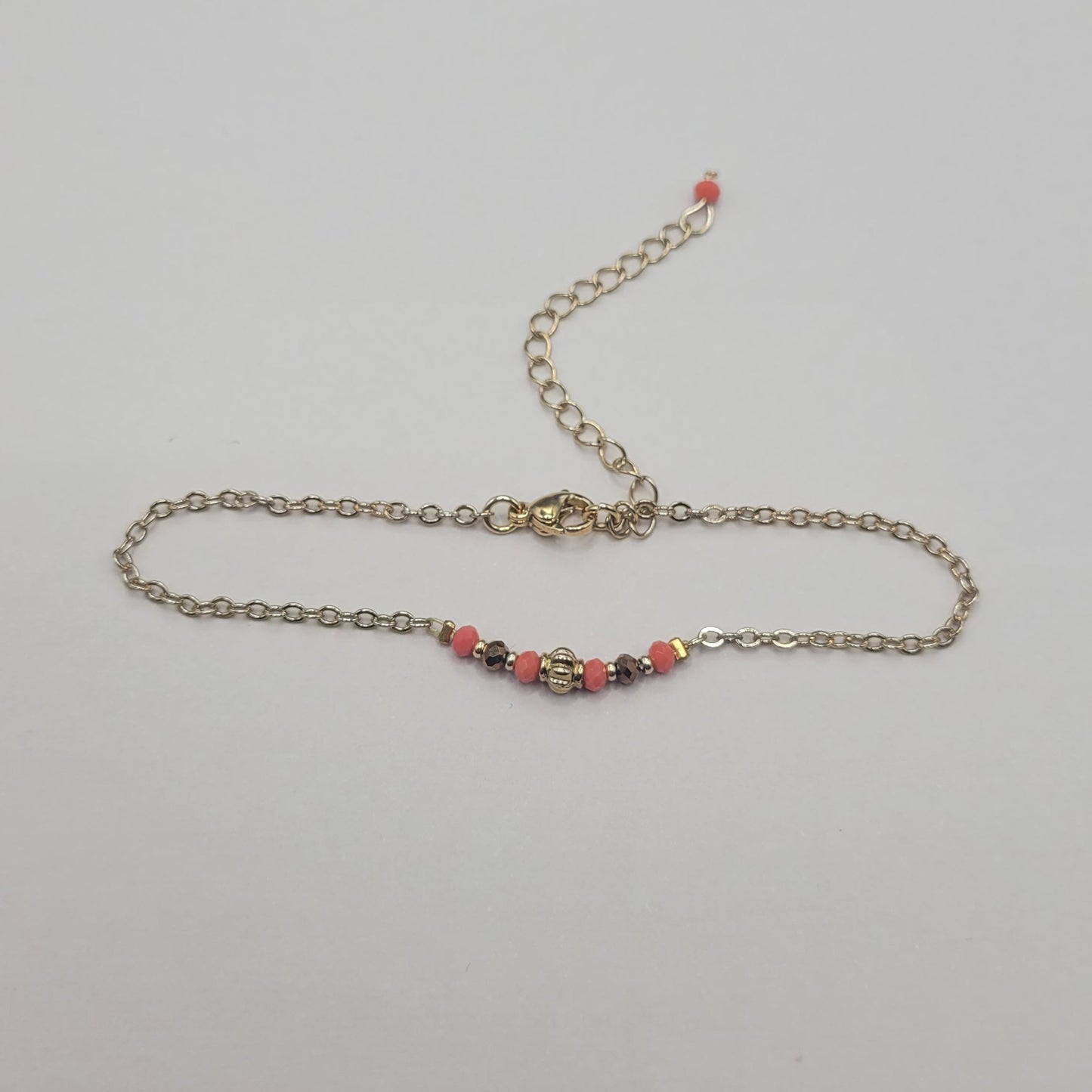 Nour, Bracelet chaîne avec des perles en verre et perles dorées à l'or fin.