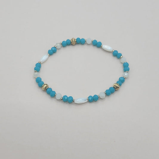 Lya, Bracelet en perles en verre, perles en coquillage et perles dorées à l'or fin.