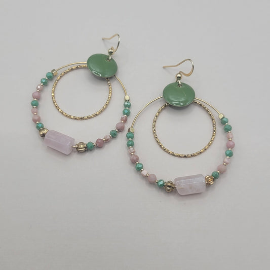 Emma, Boucles d'oreilles créoles dorées à l'or fin, rhodonite, quartz rose et perles facettées.