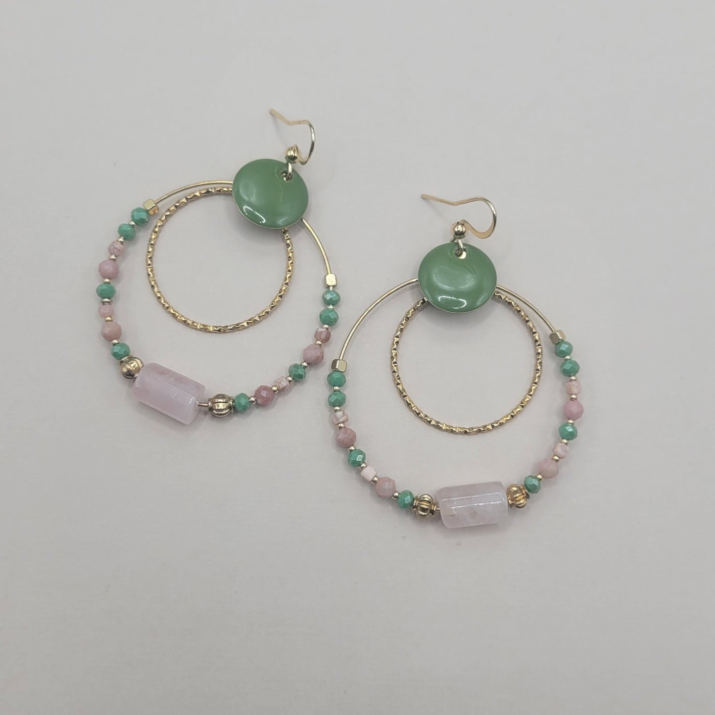 Emma, Boucles d'oreilles créoles dorées à l'or fin, rhodonite, quartz rose et perles facettées.