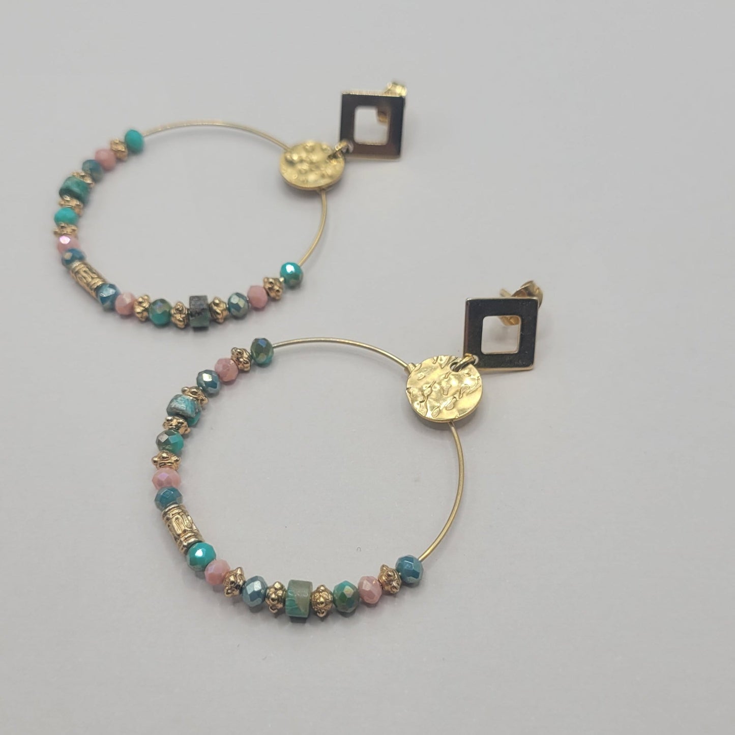 Sandrine, Boucles d'oreilles créoles dorées à l'or fin, perles en verre facettées vertes et régalite.