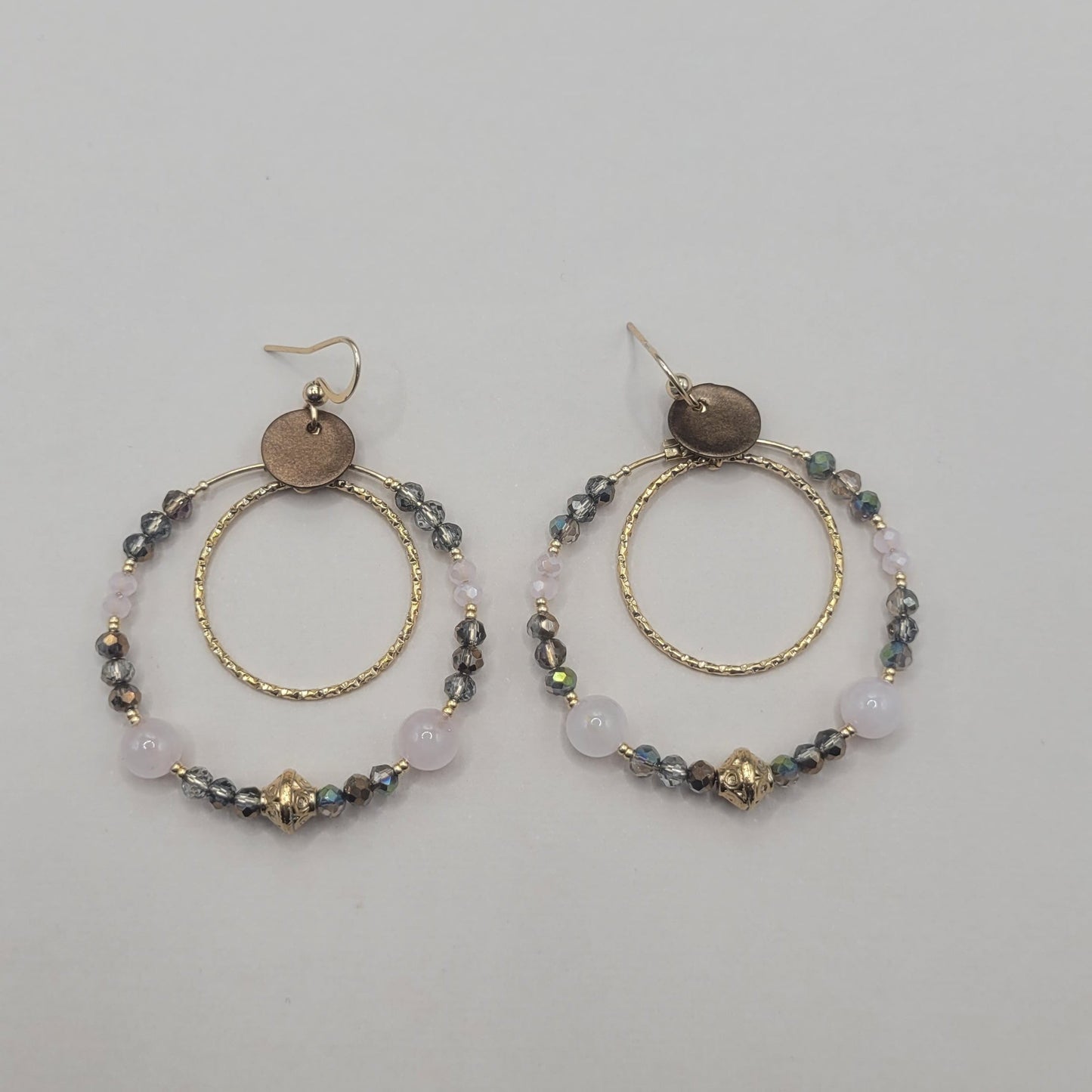 Hortensia, Boucles d'oreilles créoles dorées à l'or fin, quartz rose et perles facettées.