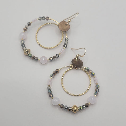 Hortensia, Boucles d'oreilles créoles dorées à l'or fin, quartz rose et perles facettées.