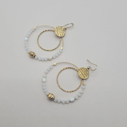 Louisa, Boucles d'oreilles créoles dorées à l'or fin, perles facettées blanches, coquillage.