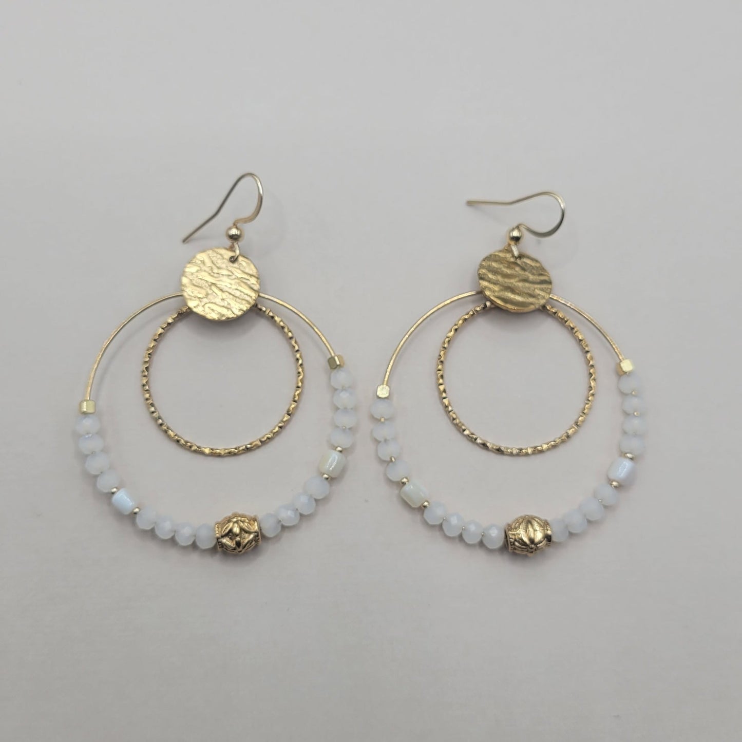 Louisa, Boucles d'oreilles créoles dorées à l'or fin, perles facettées blanches, coquillage.