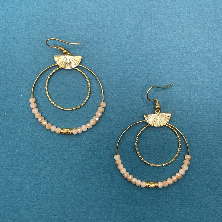Mila, Boucles d'oreilles créoles dorées à l'or fin couleur sable.