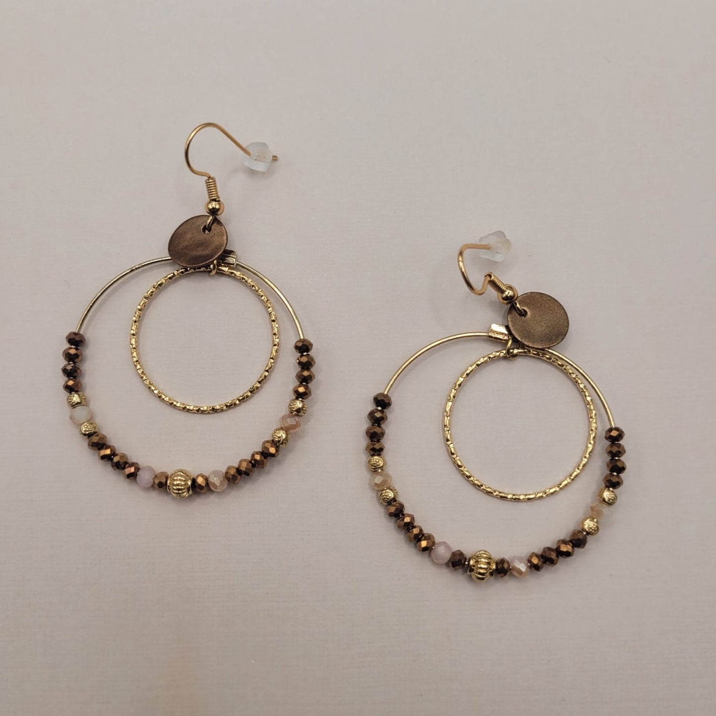 Angie, Boucles d'oreilles créoles dorées à l'or fin et perles en verre.