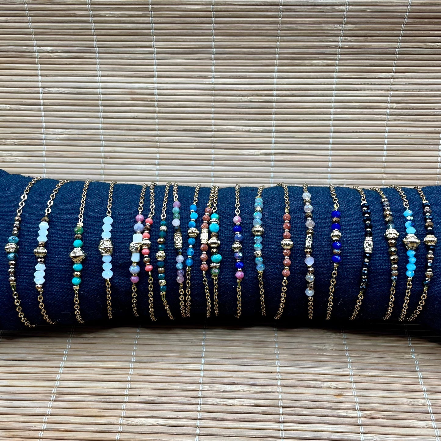Blanche, Bracelet en perles en verre et perle dorée à l'or fin.