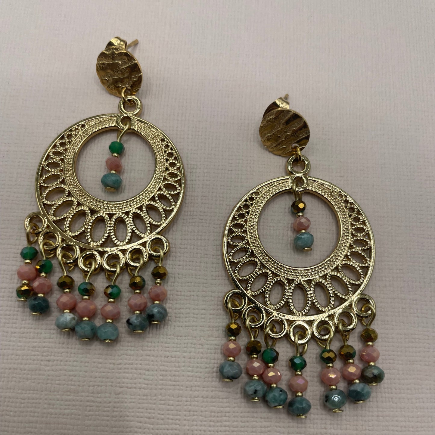 Albane, Boucles d'oreilles dorées à l'or fin et perles en verre.
