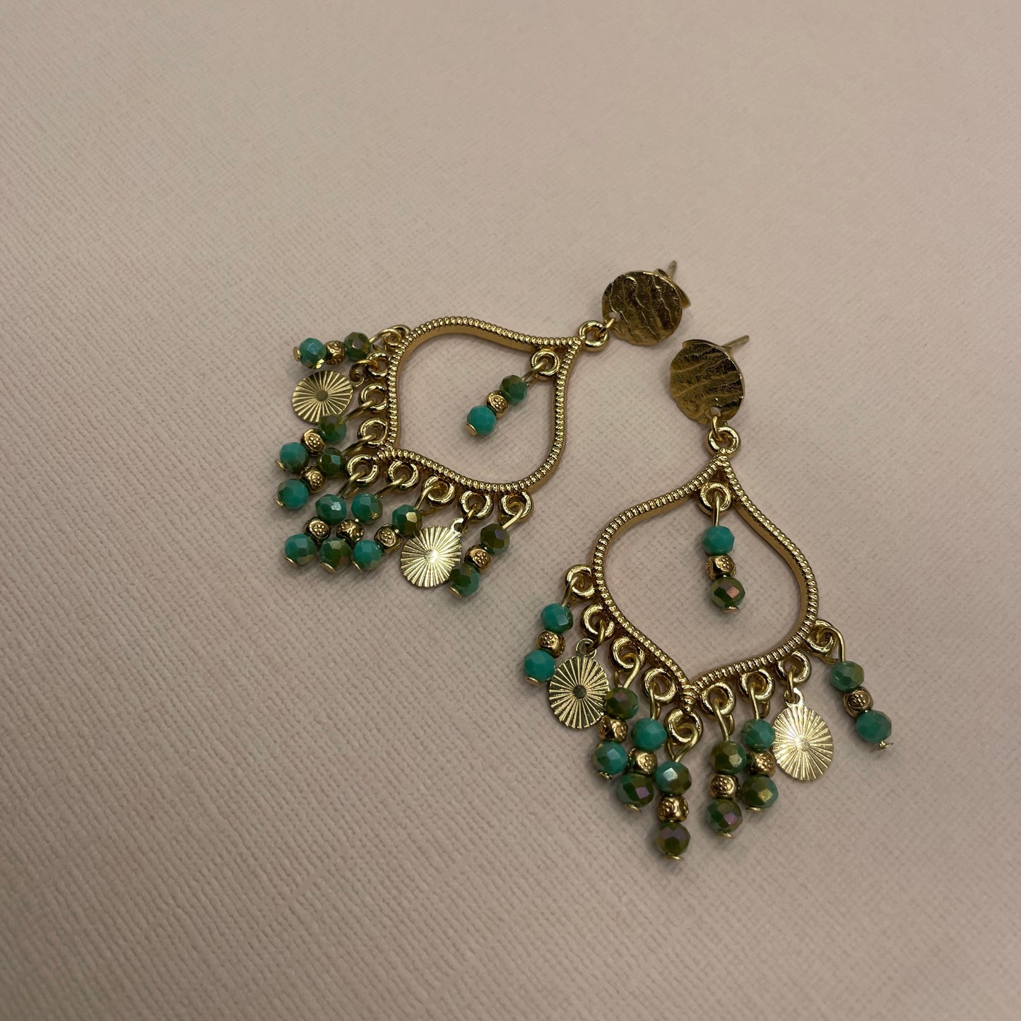 Adèle , Boucles d'oreilles dorées à l'or fin, perles en verre facettées et perles naturelles.