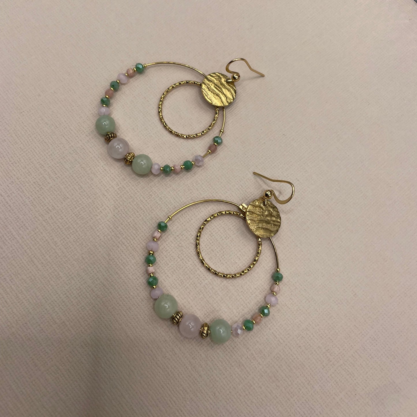 Emma, Boucles d'oreilles créoles dorées à l'or fin, rhodonite, quartz rose et perles facettées.